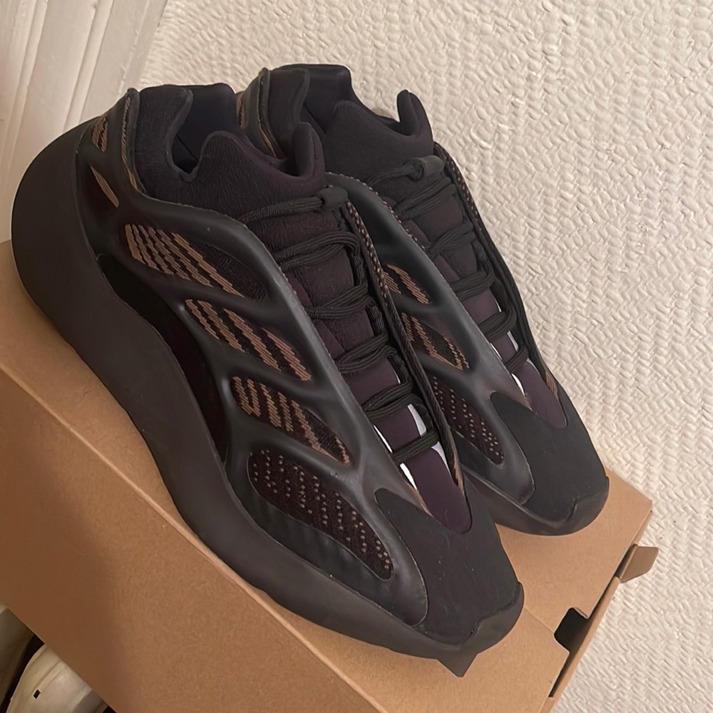 YEEZY 700 CLAYBROWN BARELY WORN STILL LIKE BRAND NEW WITH OTHER SHOELACES & BOX